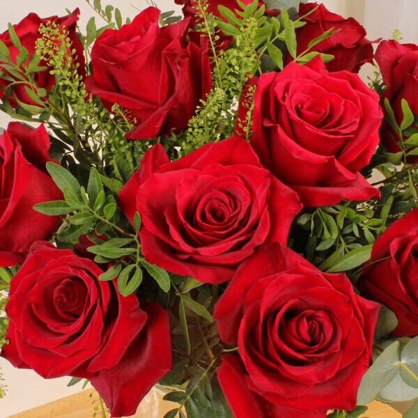 Luxury 12 Red Roses